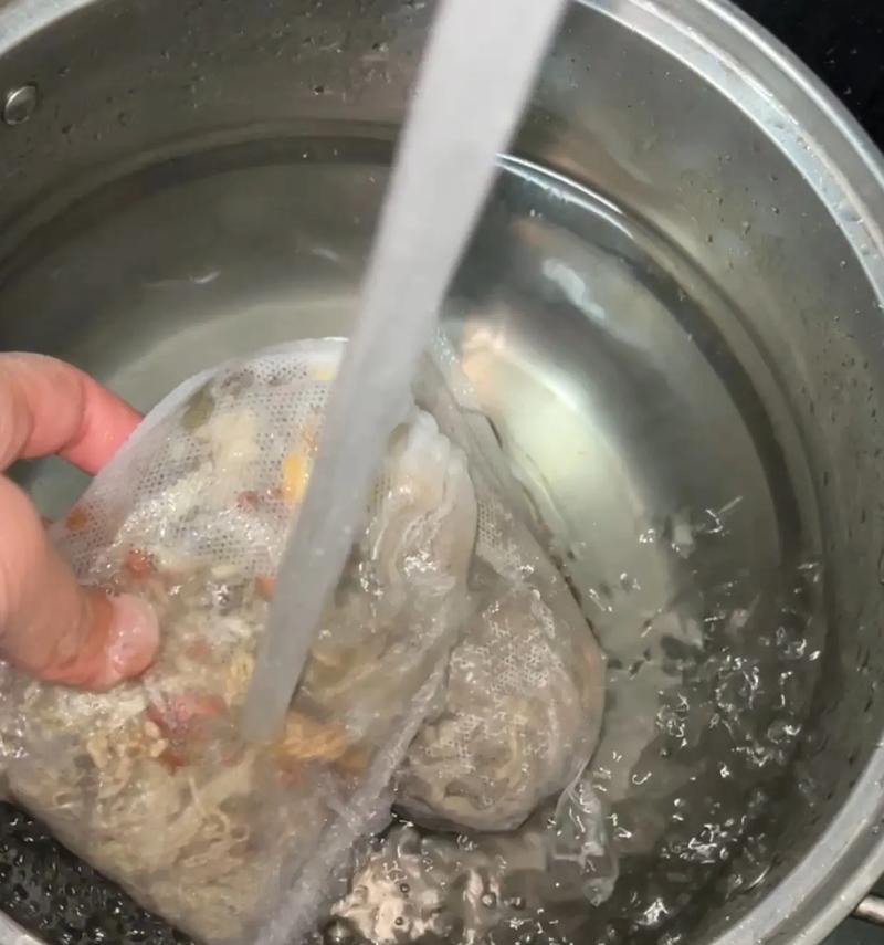 艾草泡水喝的益处（探究艾草泡水喝的功效与禁忌，了解艾草泡水喝的正确方法）